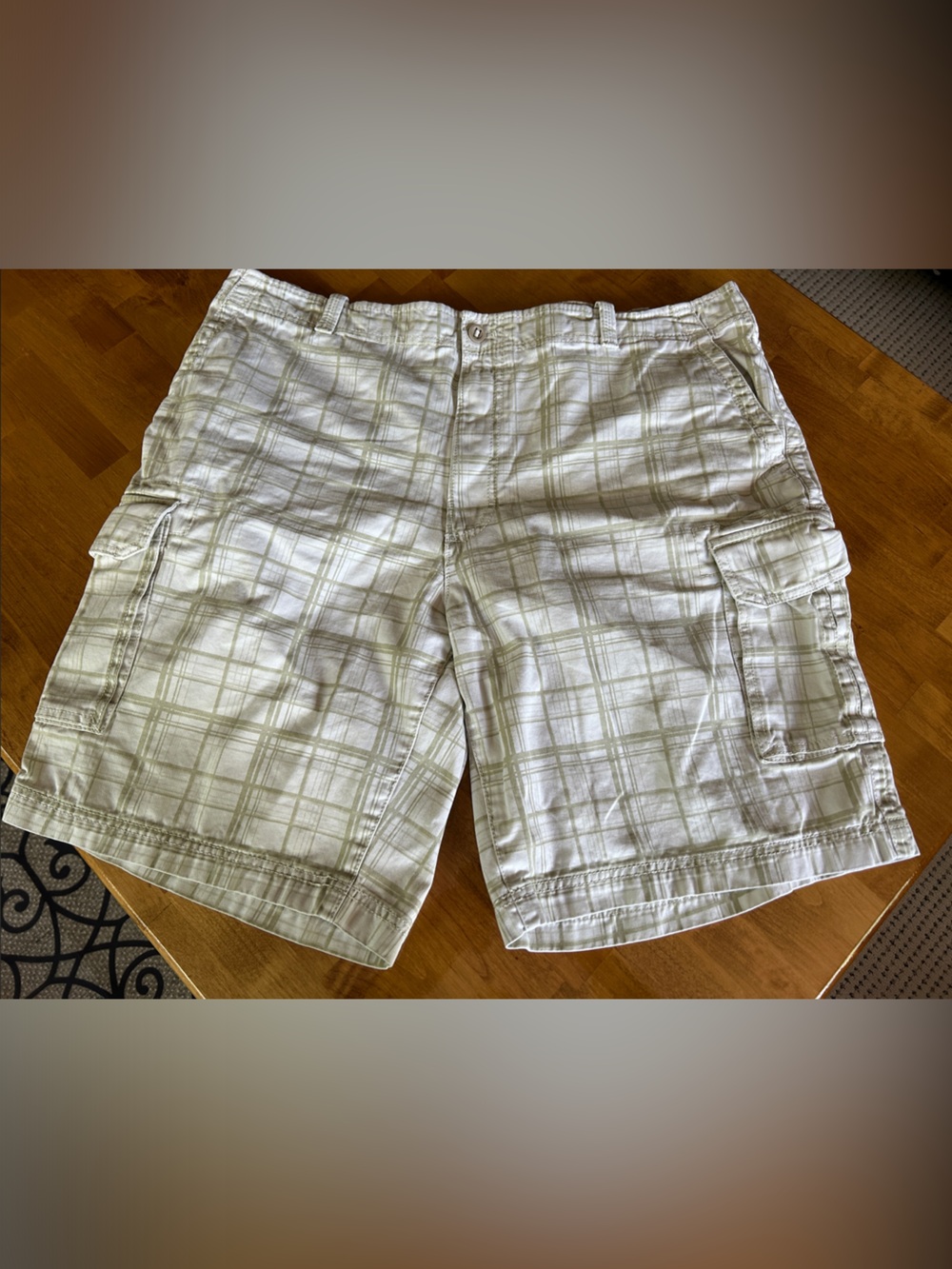 Izod Men's Plaid Cargo Shorts in Light Beige and White